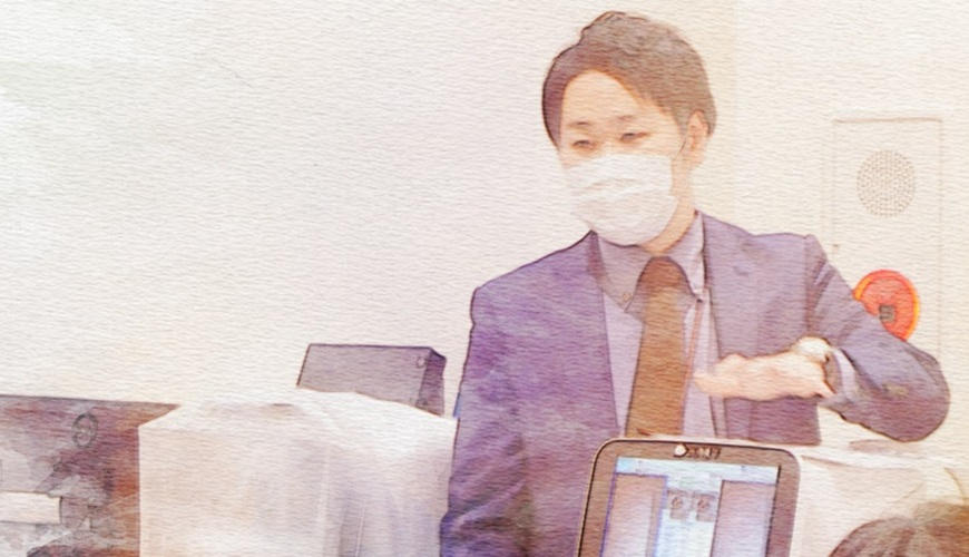 営業スタッフが製品の特徴を説明している様子（スマホ版）