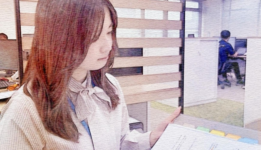 管理スタッフが真剣な表情をしている様子（スマホ版）