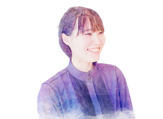 国際部の女性スタッフが笑顔でポージングしている社員紹介用の写真