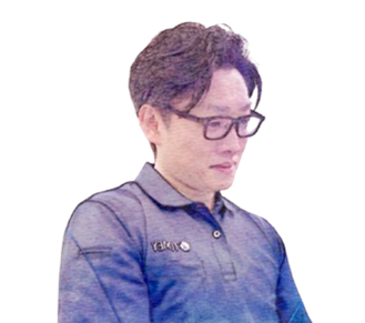 製造部の男性スタッフが作業場で落ち着いて作業している社員紹介用の写真