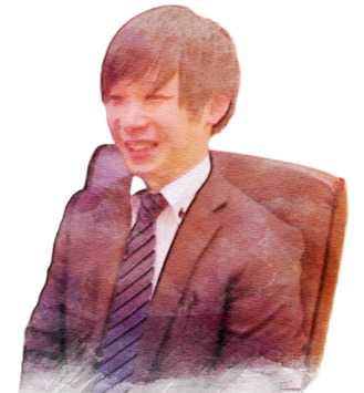 推進課の男性スタッフが穏やかに微笑む表情でポージングしている社員紹介用の写真