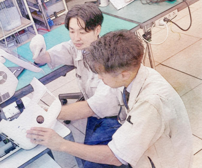 TOMEYのサービス部スタッフが、医療機器を丁寧に修理している。