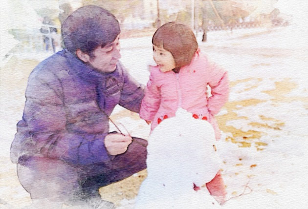 スタッフが休日に家族と楽しく過ごしている様子。仕事とプライベートのメリハリを大切にできる、TOMEYの働きやすい環境を表す場面。