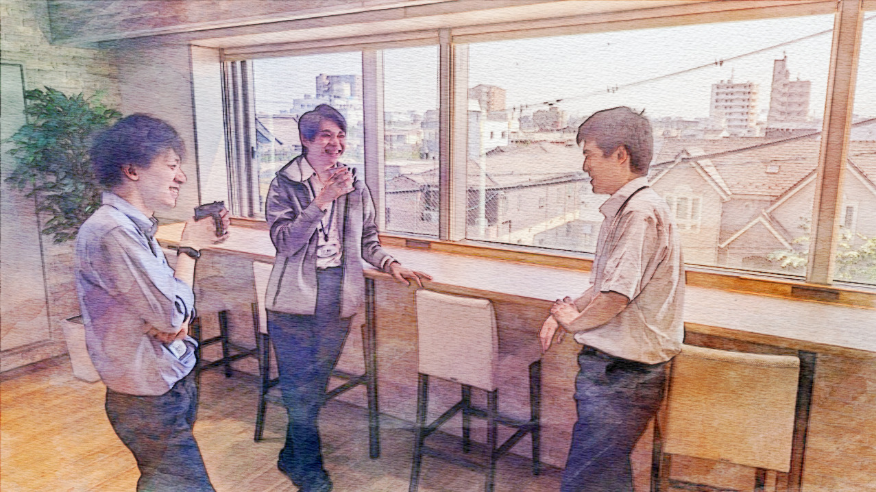 TOMEYの男性スタッフ3名が職場でコーヒーを飲みながら笑顔で会話する休憩時間。