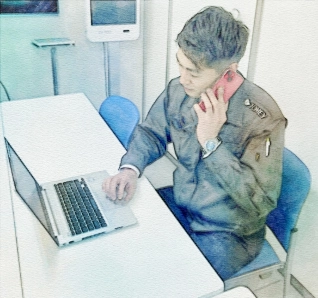 TOMEYのサービススタッフが眼科機器の修理対応について電話でサポートしている様子